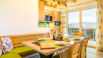 Apartment, 2 Schlafzimmer (Wald und Natur) | Essbereich im Zimmer