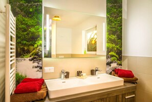 Apartemen, 2 kamar tidur (Erde und Leben) | Kamar mandi | Shower, pancuran hujan, pengering rambut, dan sandal