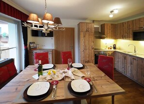 Khu vực ăn uống tại phòng