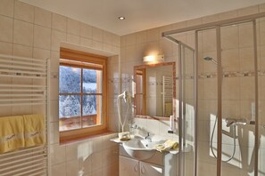 Double Room | Bathroom sink