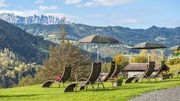 Daily buffet breakfast (EUR 18 per person)