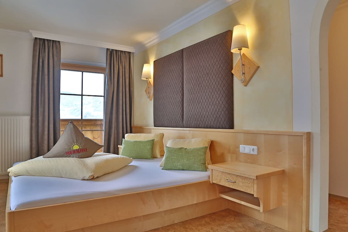 Hypo-allergenic bedding, in-room safe, blackout curtains