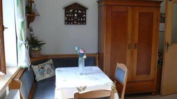 House | In-room dining