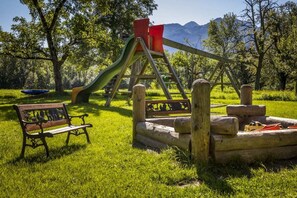 Área de juegos infantiles al aire libre