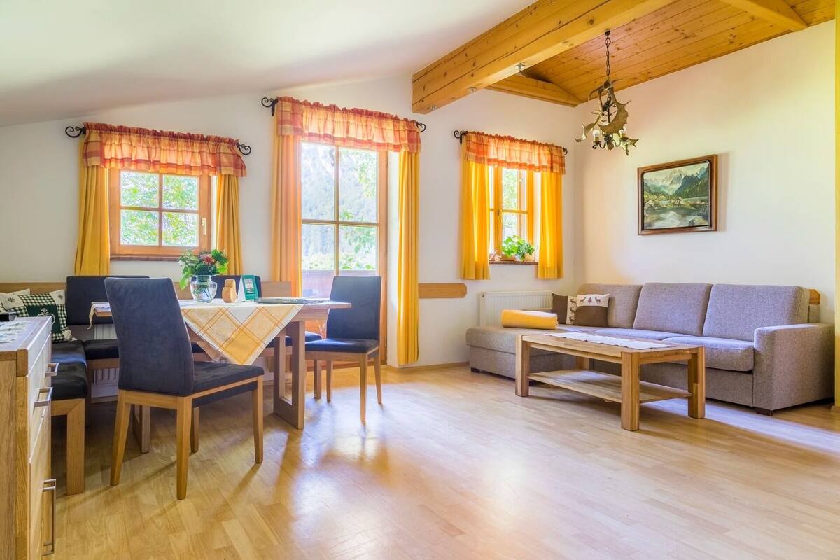 Appartement, 2 chambres (Bluntausblick) | Salle de séjour | Télévision à écran plat