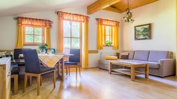 Appartement, 2 chambres (Bluntausblick) | Salle de séjour | Télévision à écran plat