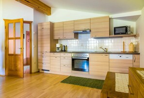 Apartment, 2 Bedrooms (Bluntausblick) | Private kitchen | Fridge, microwave, oven, stovetop - Starbauer (Golling an der Salzach)