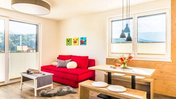 Panoramic-Apartment, 2 Schlafzimmer | Wohnzimmer | Fernseher