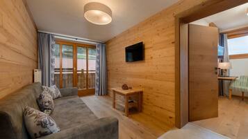 Panoramic-Apartment, 2 Schlafzimmer (Panoramablick) | Wohnbereich | Flachbildfernseher, Tischtennisplatte