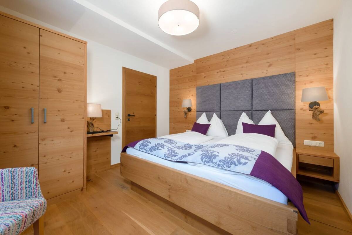 Family Apartment, 2 Bedrooms (Grafenberg) | 2 bedrooms, soundproofing, WiFi (free), bed sheets