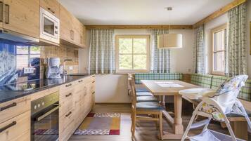 Familienapartment, 3 Schlafzimmer (Birnhorn) | Wohnbereich | Fernseher