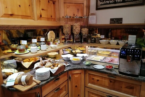 Desayuno buffet (EUR 18 por persona)