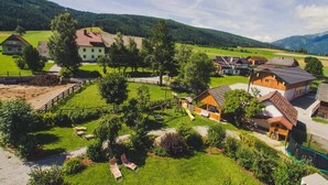 Un poble rural amb cases, un parc infantil i una zona tancada.