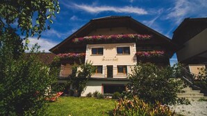 Edifici tradicional amb un rètol que diu "Samerhof" i un balcó amb flors.