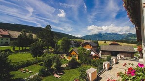 Una vista panoràmica d'un poble amb cases, una zona de jocs i un cel serè.
