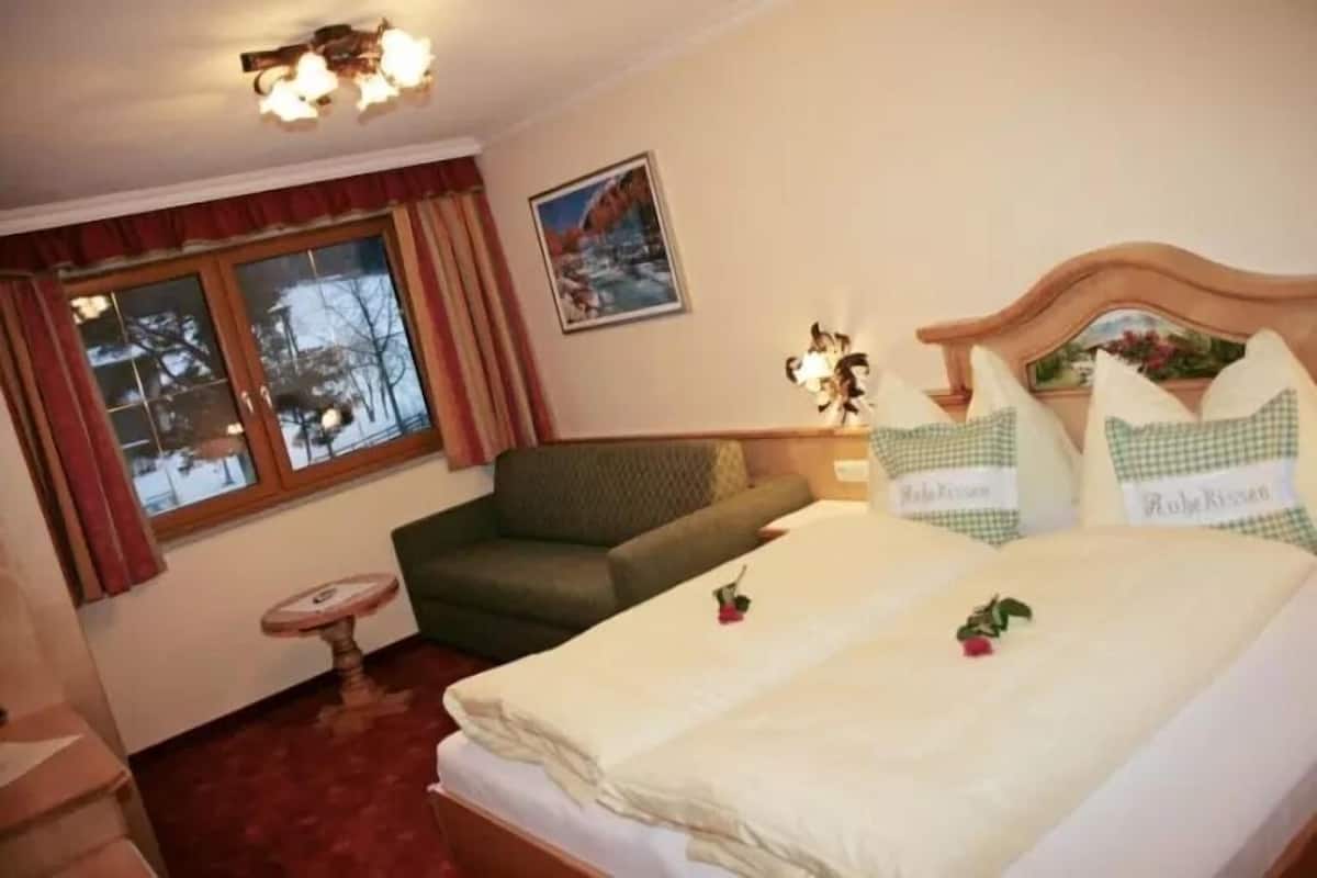 Room (Alpenrose) | 2 bedrooms, free WiFi, bed sheets