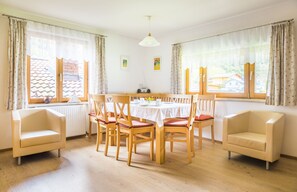 Familie appartement, 3 slaapkamers | Woonruimte | Een 80-cm televisie met kabelzenders