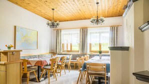Breakfast buffet - Bio-Bauernhof Vierthalerhof (Wagrain)