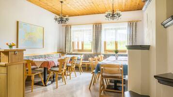 Petit déjeuner buffet servi tous les jours en supplément