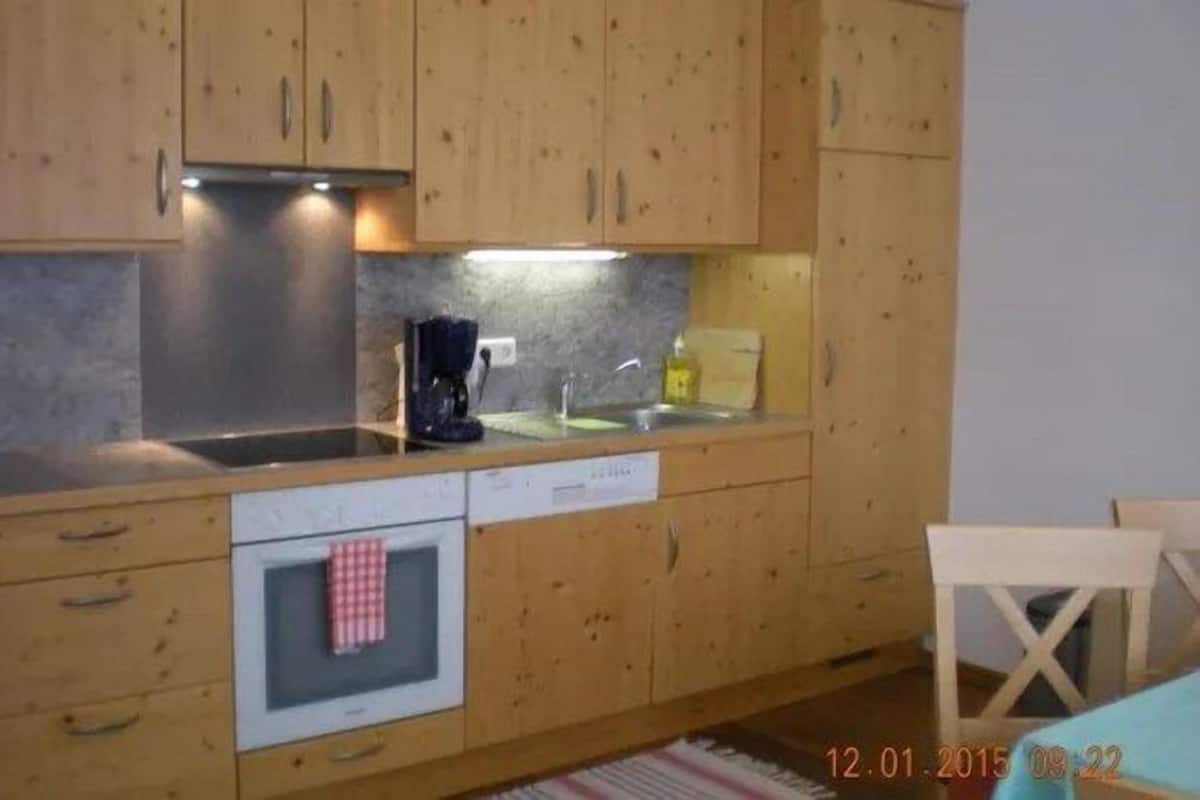 Coffee/tea maker, fridge, oven, stovetop