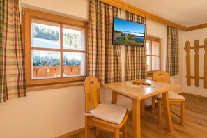 Familienapartment, 1 Schlafzimmer (Schaf) | Essbereich im Zimmer