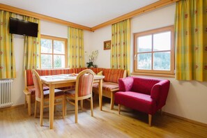 อพาร์ทเมนท์สำหรับครอบครัว, 1 ห้องนอน (Schaf) | ห้องนั่งเล่น | ทีวี