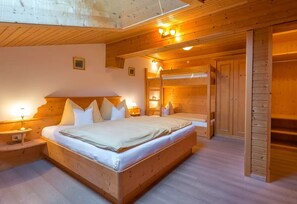 Familienapartment, 2 Schlafzimmer (Pferd) | 1 Schlafzimmer, Babybetten, kostenloses WLAN, Bettwäsche