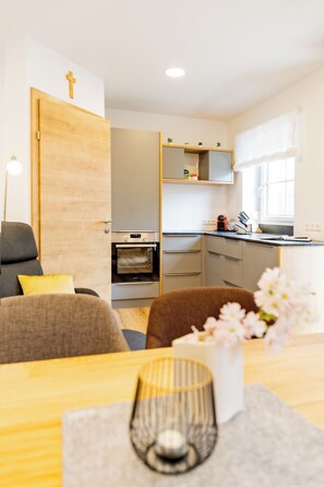 Apartment, 2 Bedrooms (Fuchsenloch) | Living area | 100-cm flat-screen TV with satellite channels, books, heated floors - Weingut Ferienwohnungen Kracher (Apetlon)