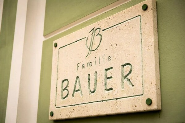 A sign with the name "Familie Bauer" on a wall. - Familie Bauer – Bioweingut Bauer (Großriedenthal)