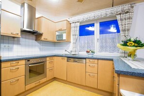 Fridge, microwave, stovetop, dishwasher - Apart Dirndltal (Loich)