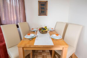 In-room dining - Apart Dirndltal (Loich)