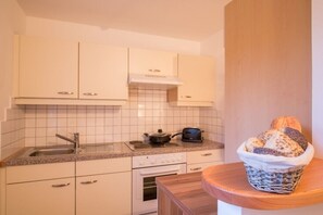 Kylskåp, mikrovågsugn, spishäll och diskmaskin