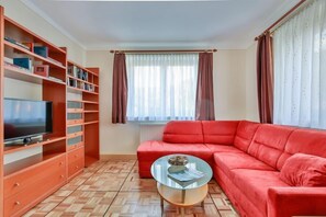 Apartamento (Eisenstein) | Sala de estar | Una televisión de pantalla plana