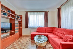 Apartment (Eisenstein) | Living room | Flat-screen TV