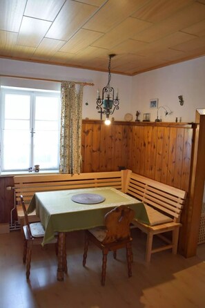 Comfort Studio | In-room dining