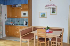 客室内のダイニングエリア
