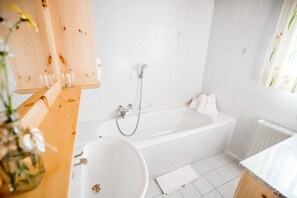 Basic Apartment, 1 Bedroom, Balcony (Typ A) | Bathroom