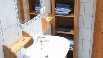 Apartment, 2 Bedrooms (Kräuterstub'n) | Bathroom | Shower, free toiletries, towels