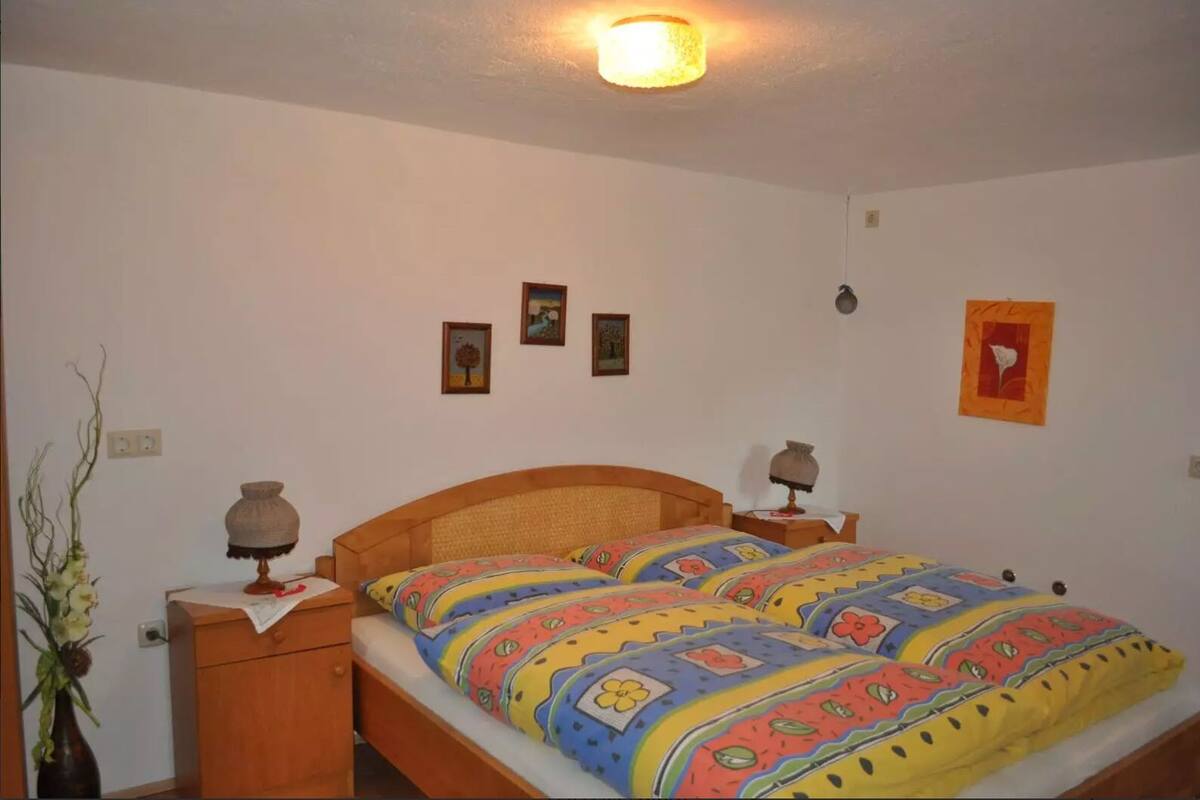 Habitación familiar | Escritorio, wifi gratis, ropa de cama