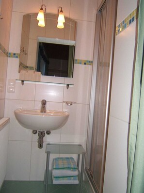 Ducha, artículos de tocador gratuitos, toallas