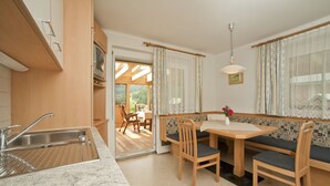 Apartment (Wiesengrund) | In-room dining - Erlebenswert - Bauernhof Gruber (Lesachtal)