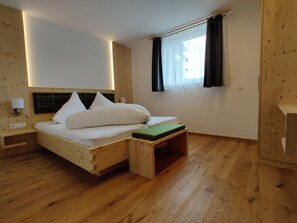 Apartment (Bergkristall) | Schreibtisch, kostenlose Babybetten, kostenloses WLAN, Bettwäsche
