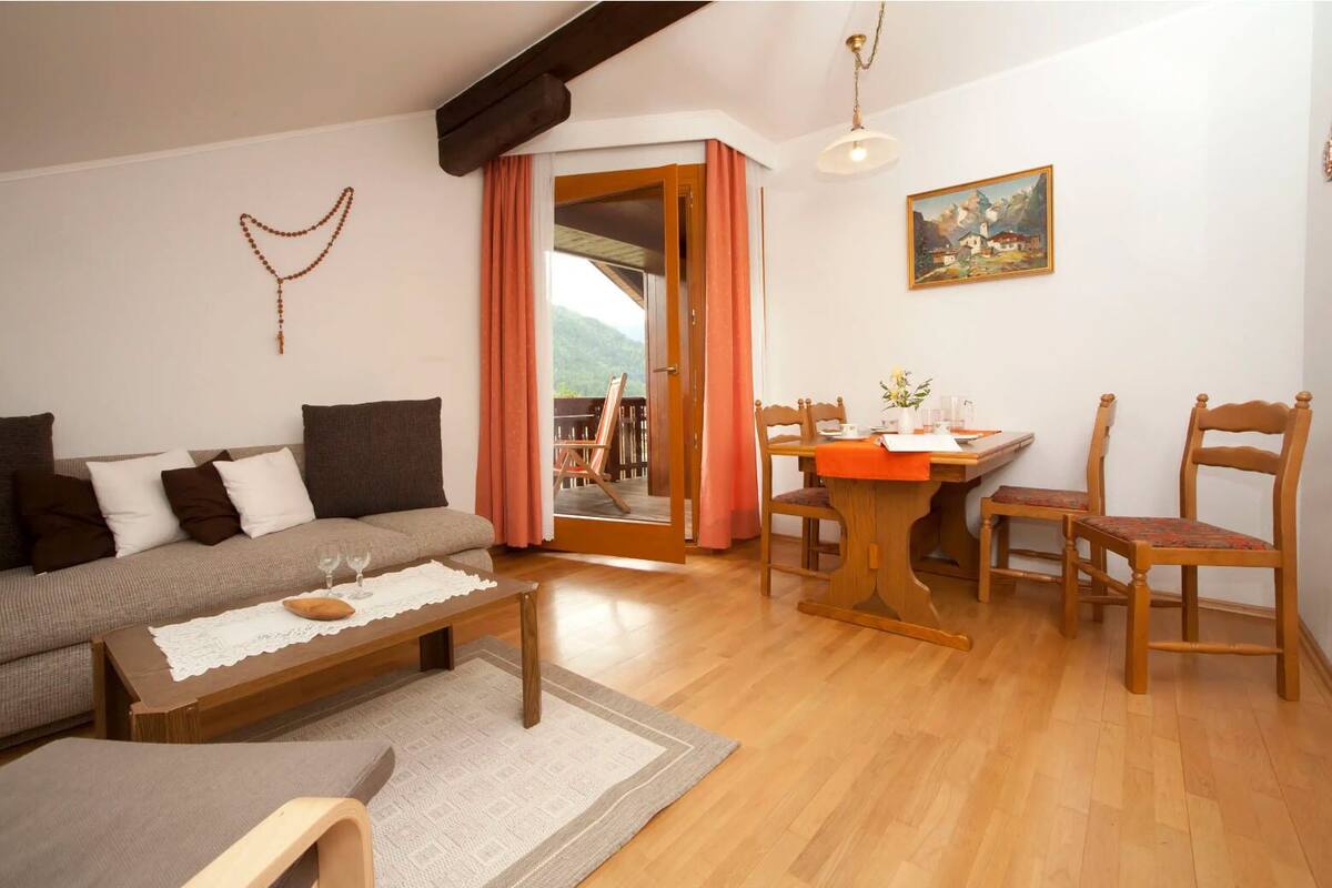Apartment (Alpenblick) | Living room | 70-cm flat-screen TV with satellite channels, TV
