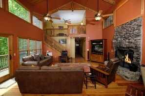 Flat-screen TV, fireplace, video games - Tree Tops (Gatlinburg)
