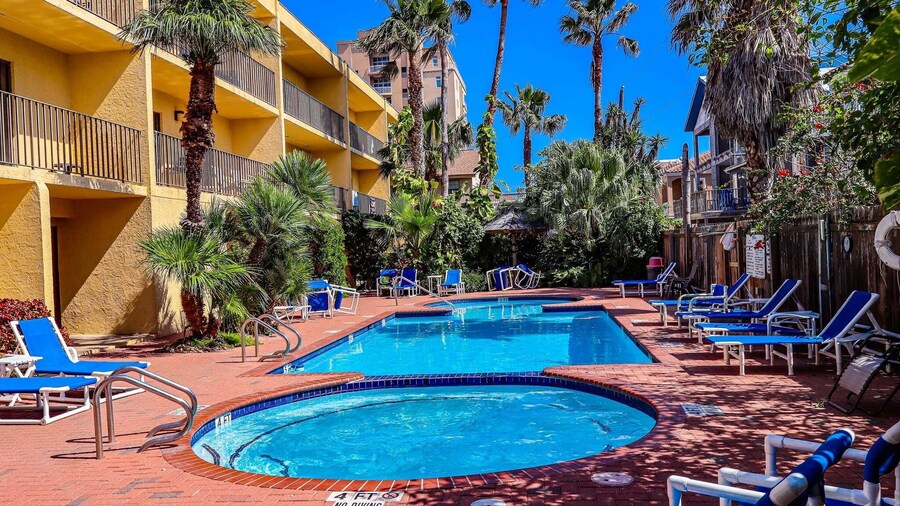 Ventura 201 1 Bedroom Condo by RedAwning