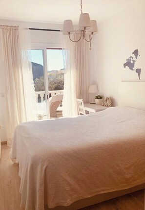 4 habitaciones, tabla de planchar con plancha, wifi y ropa de cama 
