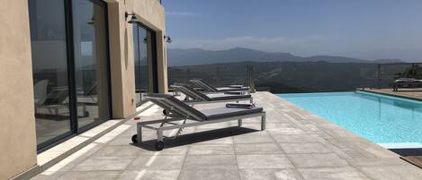 Alberca al aire libre y alberca climatizada