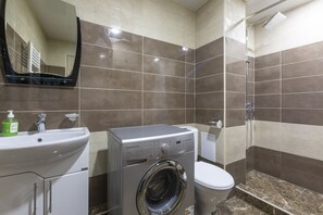 Panoramic Apartment, Balcony, City View | Bathroom | Shower, hair dryer, bidet, towels - Umba Apartment N3 (Yerevan)