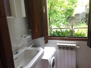 Interior - Lakefront studio with garden (Sale Marasino)