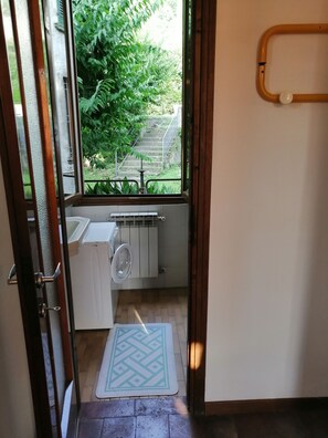 Shower, hair dryer, bidet, toilet paper - Lakefront studio with garden (Sale Marasino)